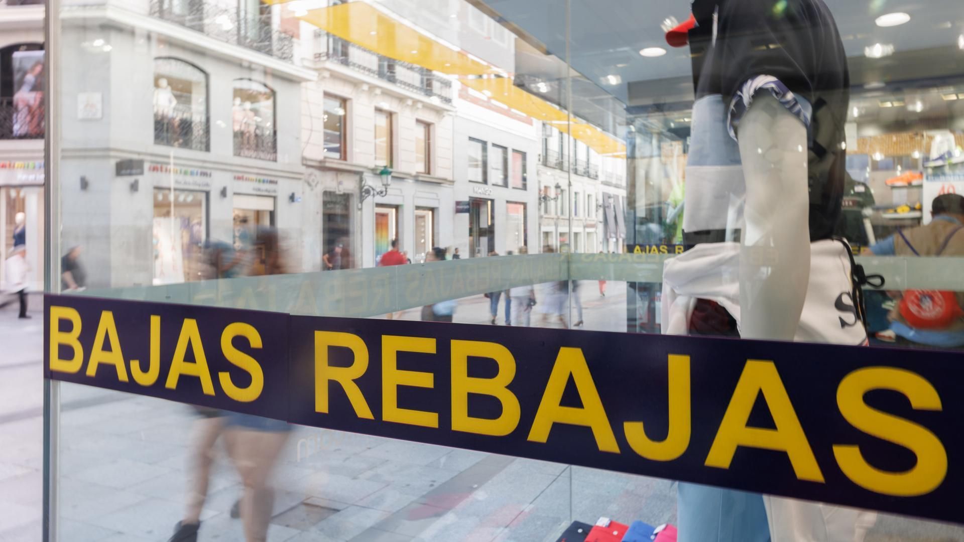 Cartel de rebajas en un escaparate el día que comienzan las rebajas de verano 2023