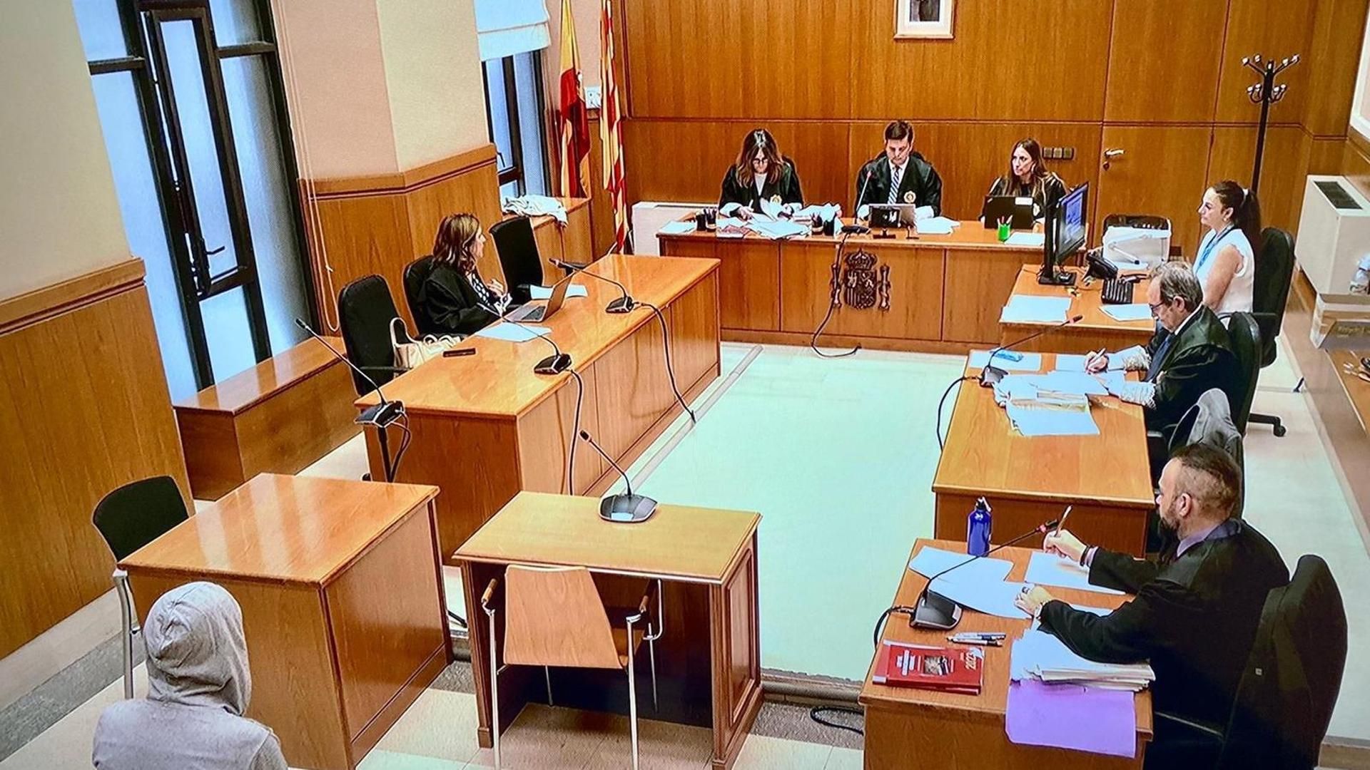 El acusado de abusar sexualmente de dos primas menores de edad y de prostituir a una de ellas en la Audiencia Provincial de Barcelona