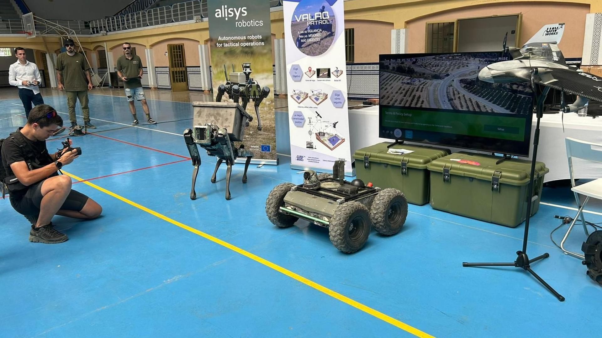 El Ejército de Tierra ha llevado a cabo este jueves una demostración dinámica de sistemas aéreos y terrestres no tripulados organizada por el Centro de Fuerza Futura 2035 de la División de Planes del Estado Mayor junto a la Brigada 'Rey Alfonso XIII