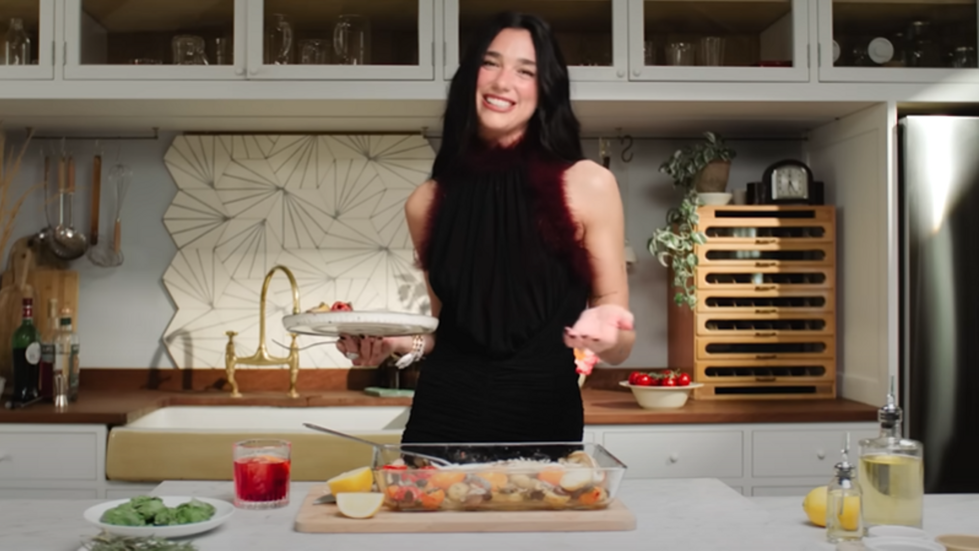 El plato favorito de Dua Lipa para el verano: su receta de lubina al horno