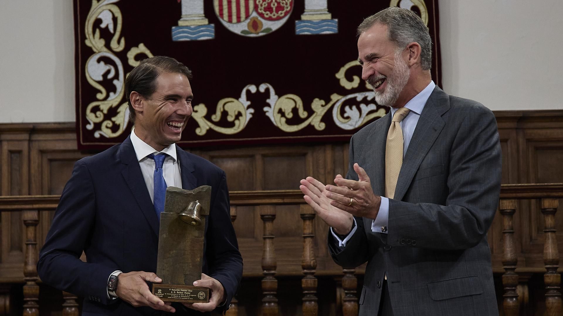 El Rey Felipe VI (d) entregando el ‘Premio Camino Real’ al tenista Rafael Nadal (i) en 2022
