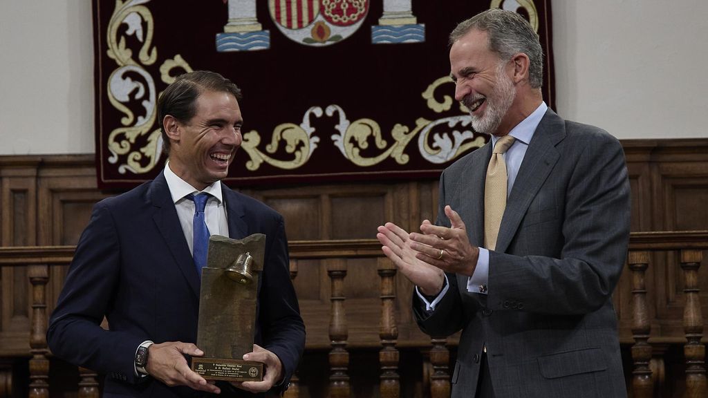 El Rey Felipe VI (d) entregando el ‘Premio Camino Real’ al tenista Rafael Nadal (i) en 2022
