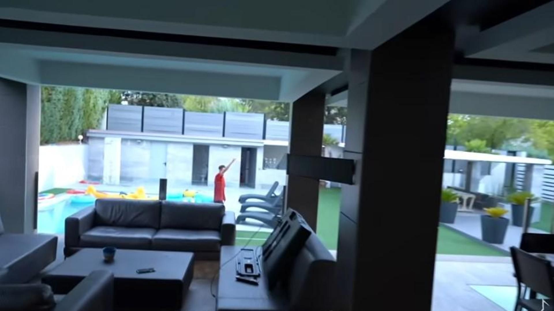 El salón y la piscina de Plex