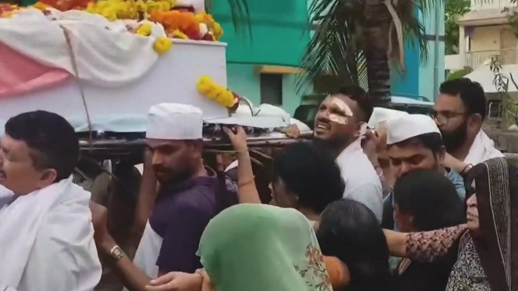 El único superviviente del vuelo Al171 de Air Aindia lleva a hombros el féretro de su hermano en su funeral: ambos viajaban juntos en el avión