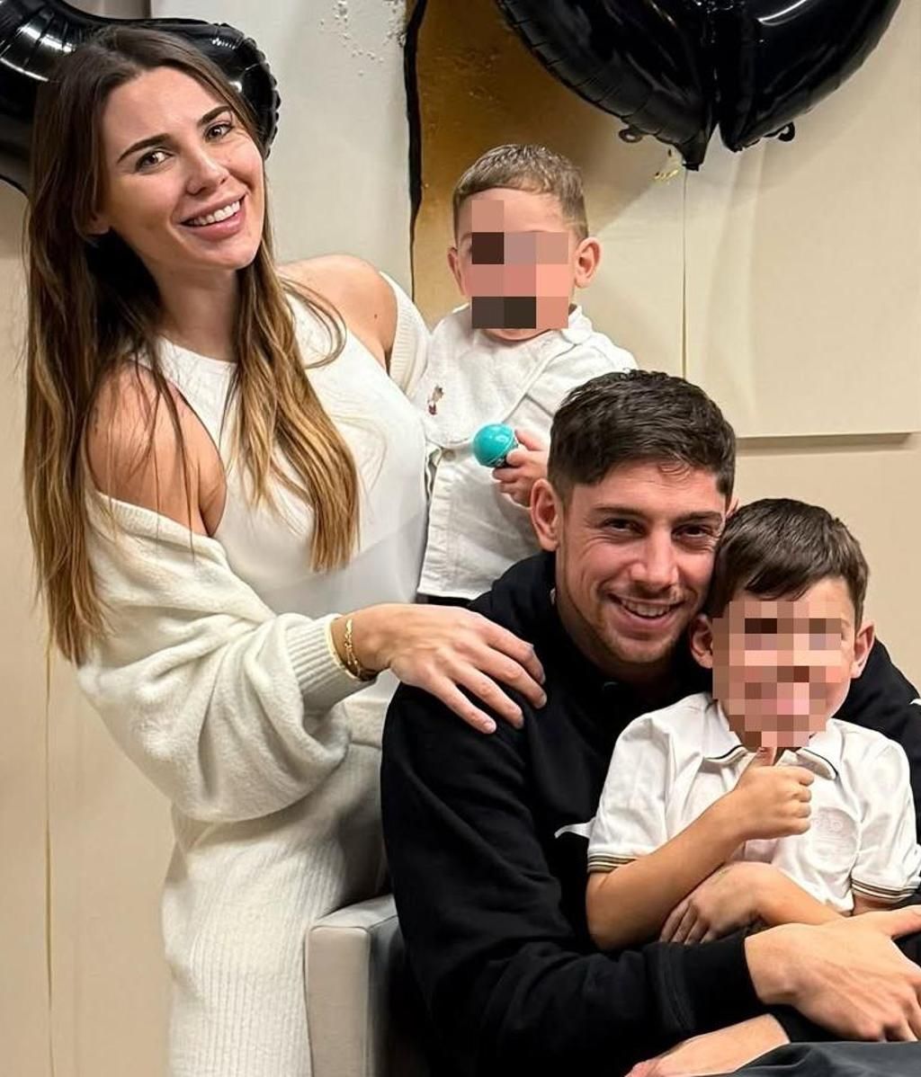 Fede Valverde y Mina Bonino con sus hijos.