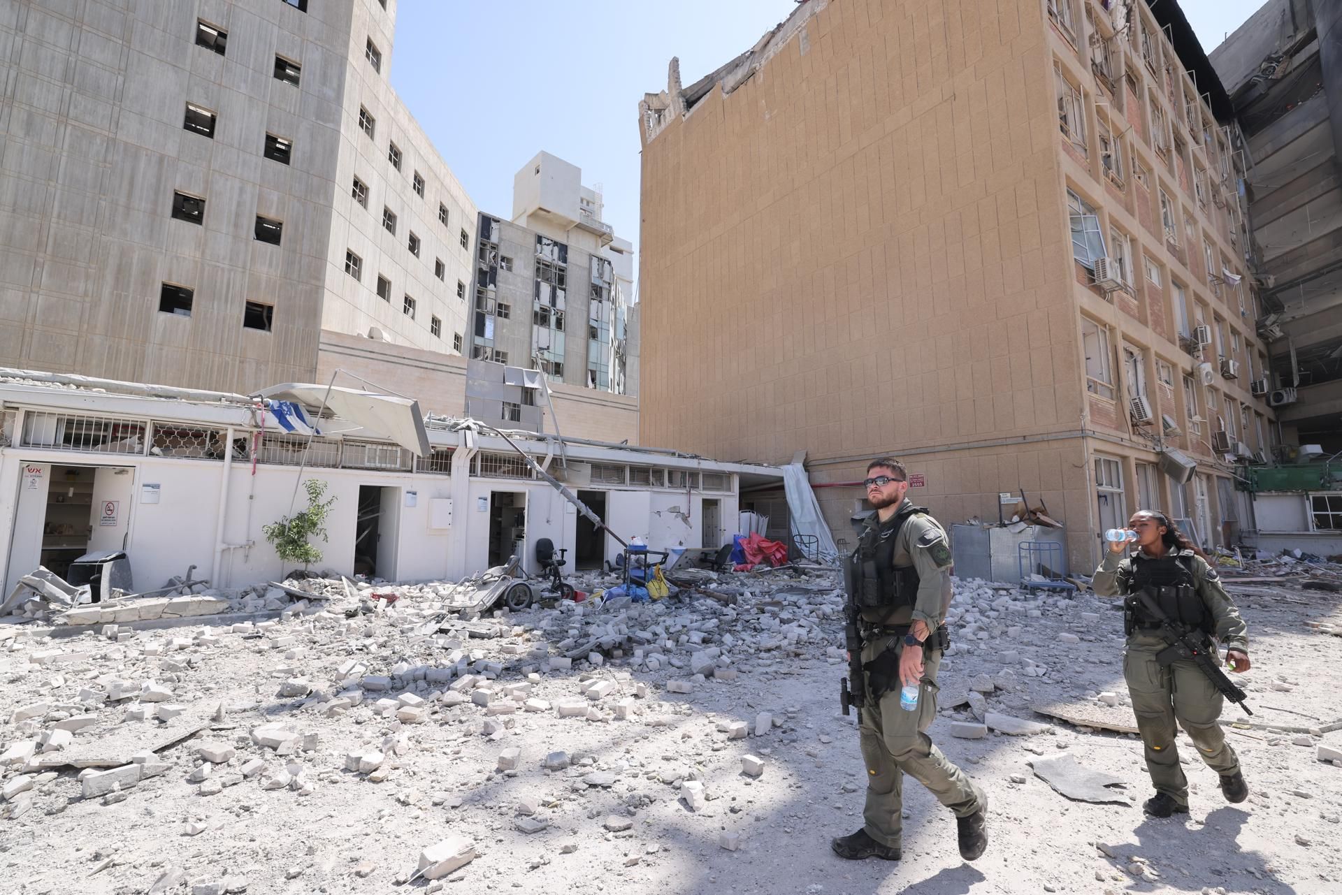 Irán bombardea un hospital de Israel en una lluvia de misiles