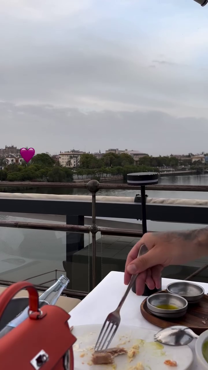 Jota y Ajla Peleteiro, cenando en María Trifulca