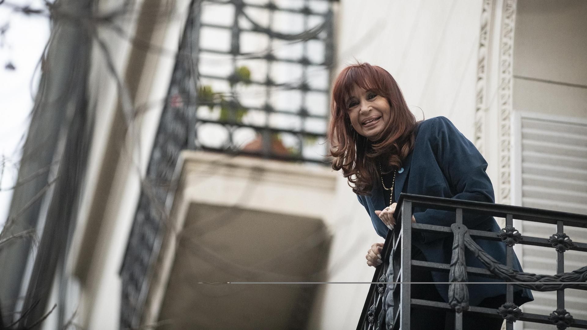 La expresidenta argentina, Cristina Fernández de Kirchner, en el balcón de su vivienda en Buenos Aires