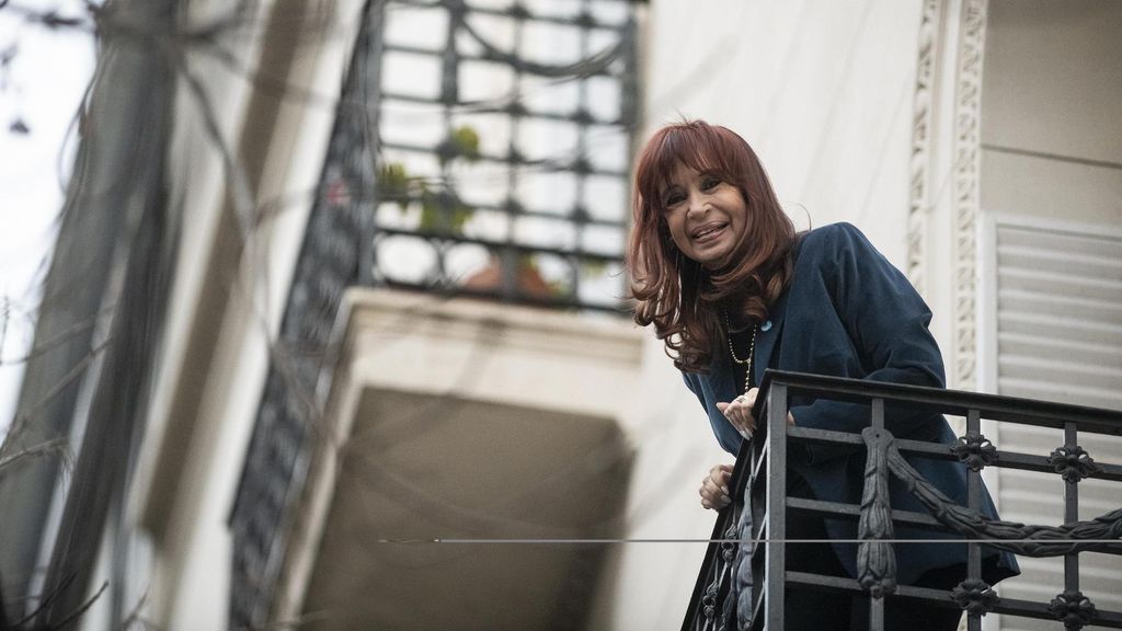 La expresidenta argentina, Cristina Fernández de Kirchner, en el balcón de su vivienda en Buenos Aires