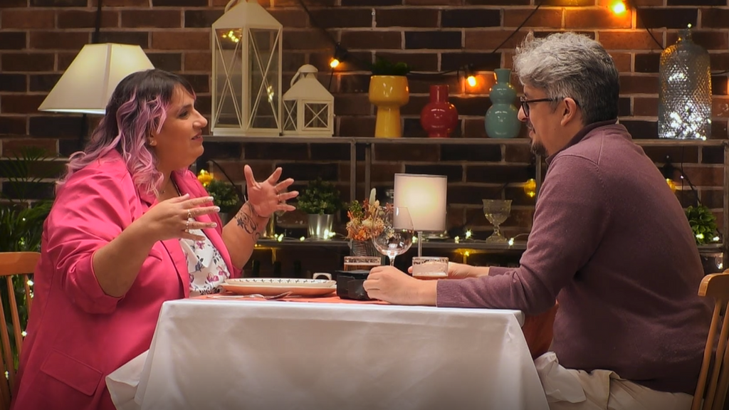 La original pregunta de una soltera de ‘First Dates’: “¿Qué preferirías, leer las mentes o viajar en el tiempo?”