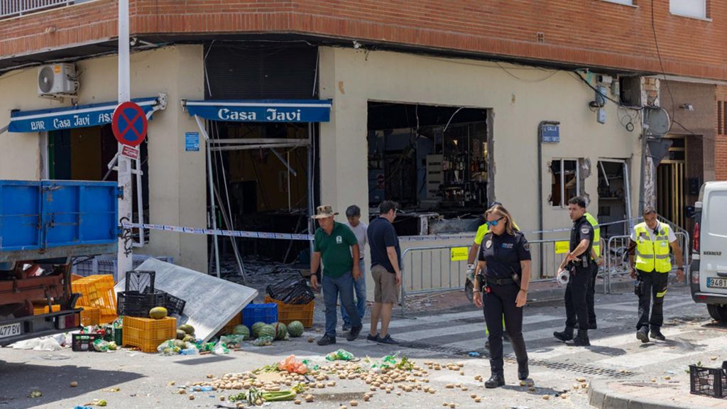 Las imágenes de la explosión de un bar en Lo Pagán: las primeras hipótesis hablan de una fuga de gas