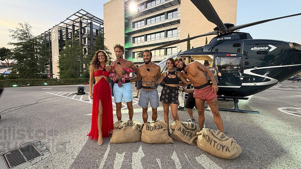 Laura Madrueño junto a los cuatro finalistas de 'Supervivientes 2025' la noche de la final
