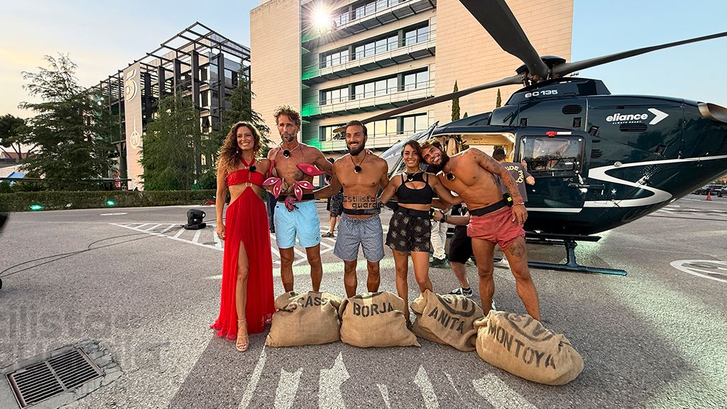 Laura Madrueño junto a los cuatro finalistas y el mítico helicóptero