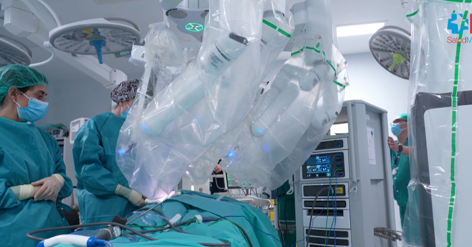 Operan a un bebé de cuatro meses con el robot Da Vinci y le curan una obstrucción renal: "Tenía mucho miedo"