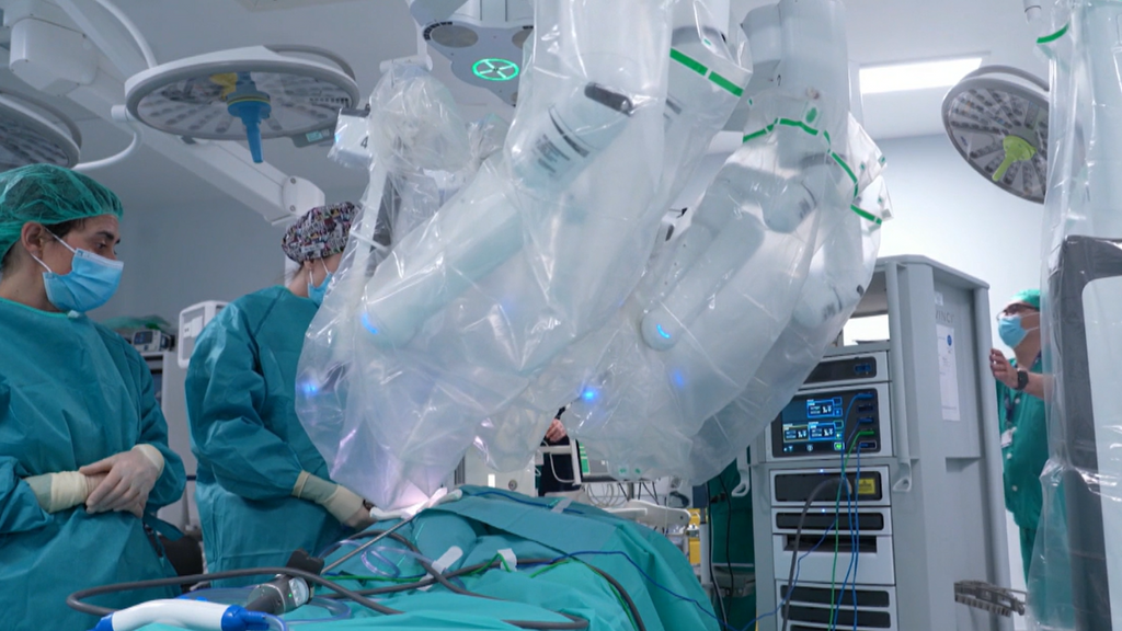 Operan a un bebé de cuatro meses con el robot Da Vinci y le curan una obstrucción renal: "Tenía mucho miedo"