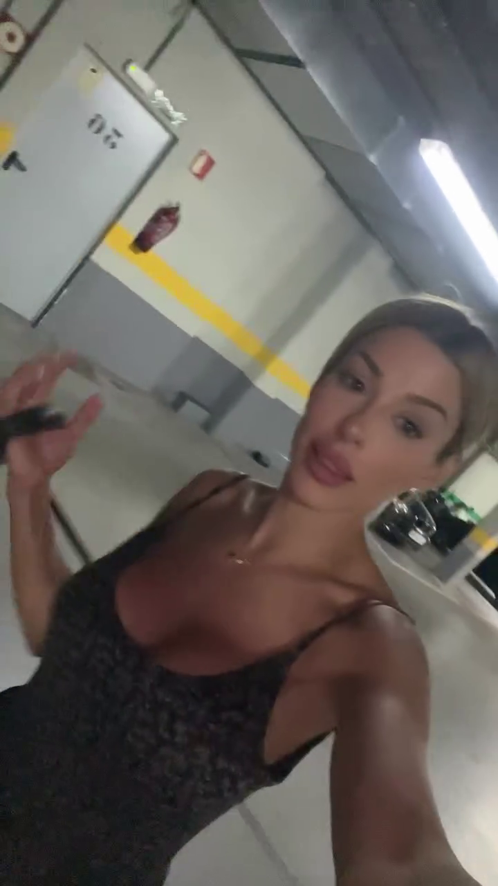 Oriana Marzoli dando un paseo con su perro enfermo en el garaje