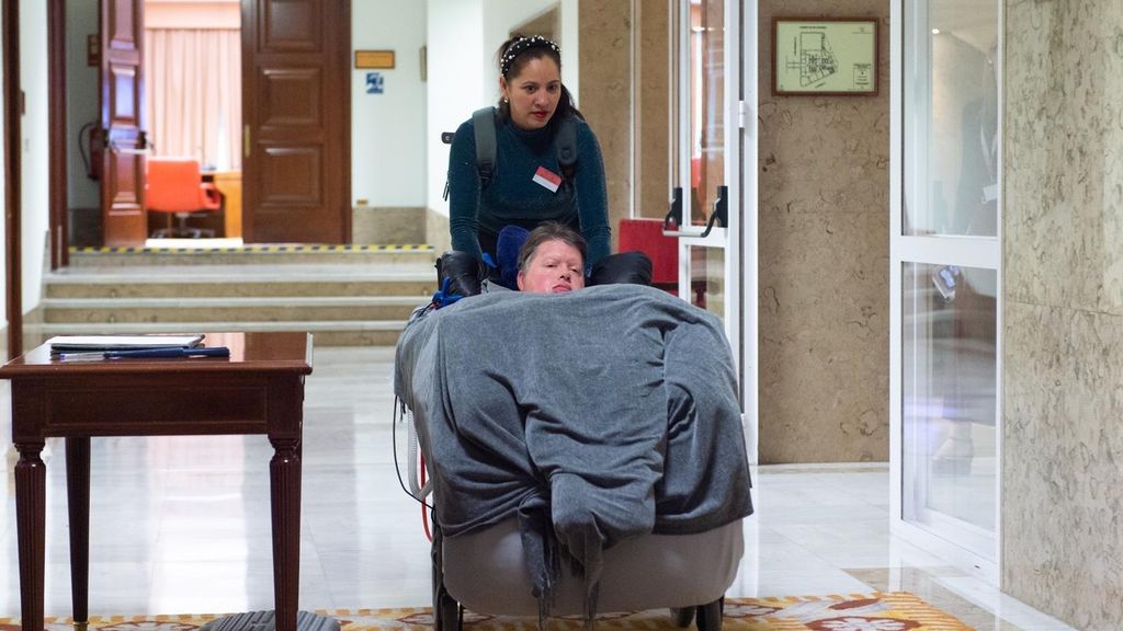 Paciente con ELA en el Congreso de los Diputados por la Ley ELA