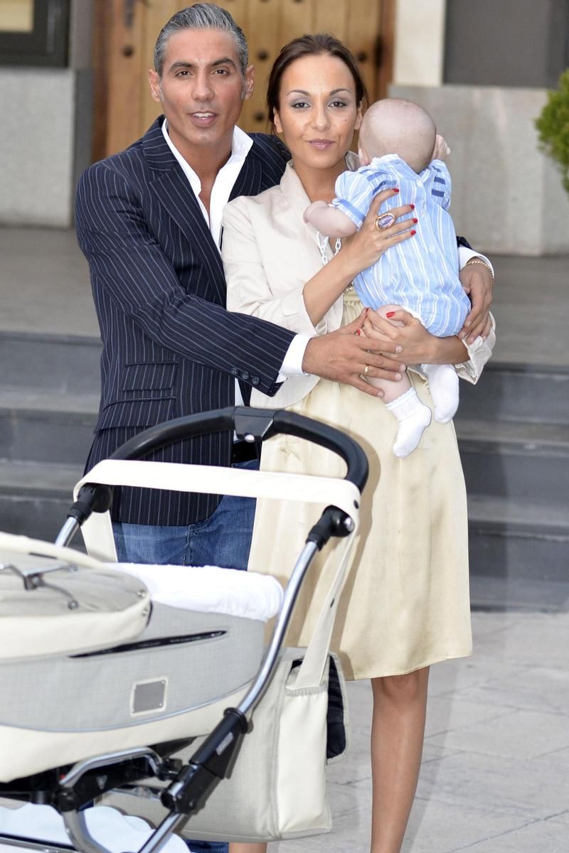 Pitingo y Verónica Fernández presentan a su hijo Manuel en 2012