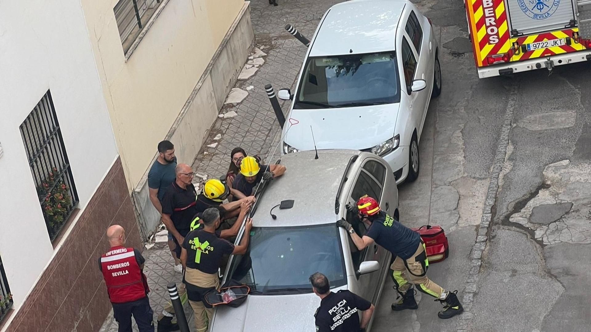 Rescate de una menor de tres años al quedarse atrapada en un coche en Sevilla.