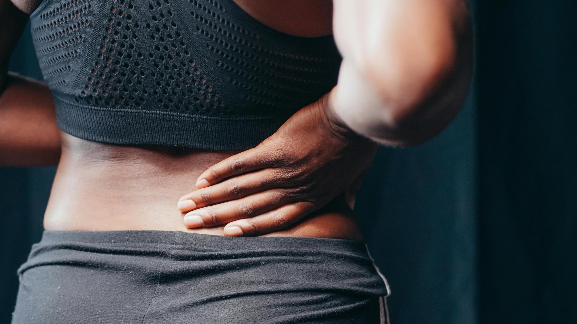 Una mujer con dolor lumbar