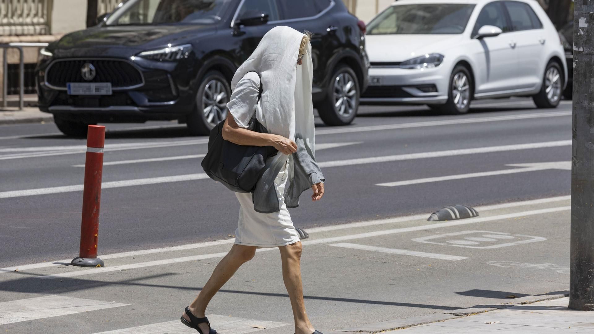 Una mujer se protege del sol en Murcia