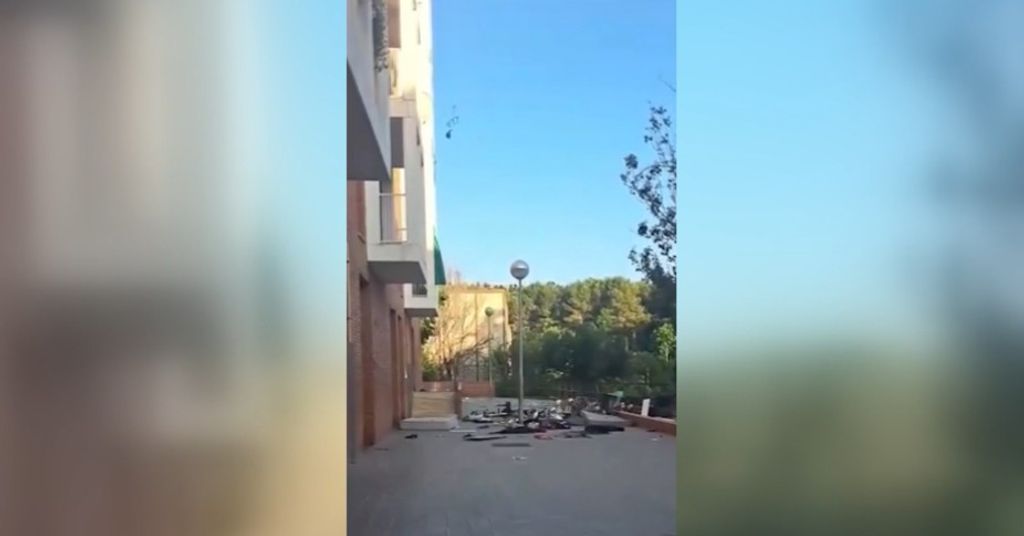 Vecinos asaltan un piso okupado en Barcelona y tiran las pertenencias por el balcón