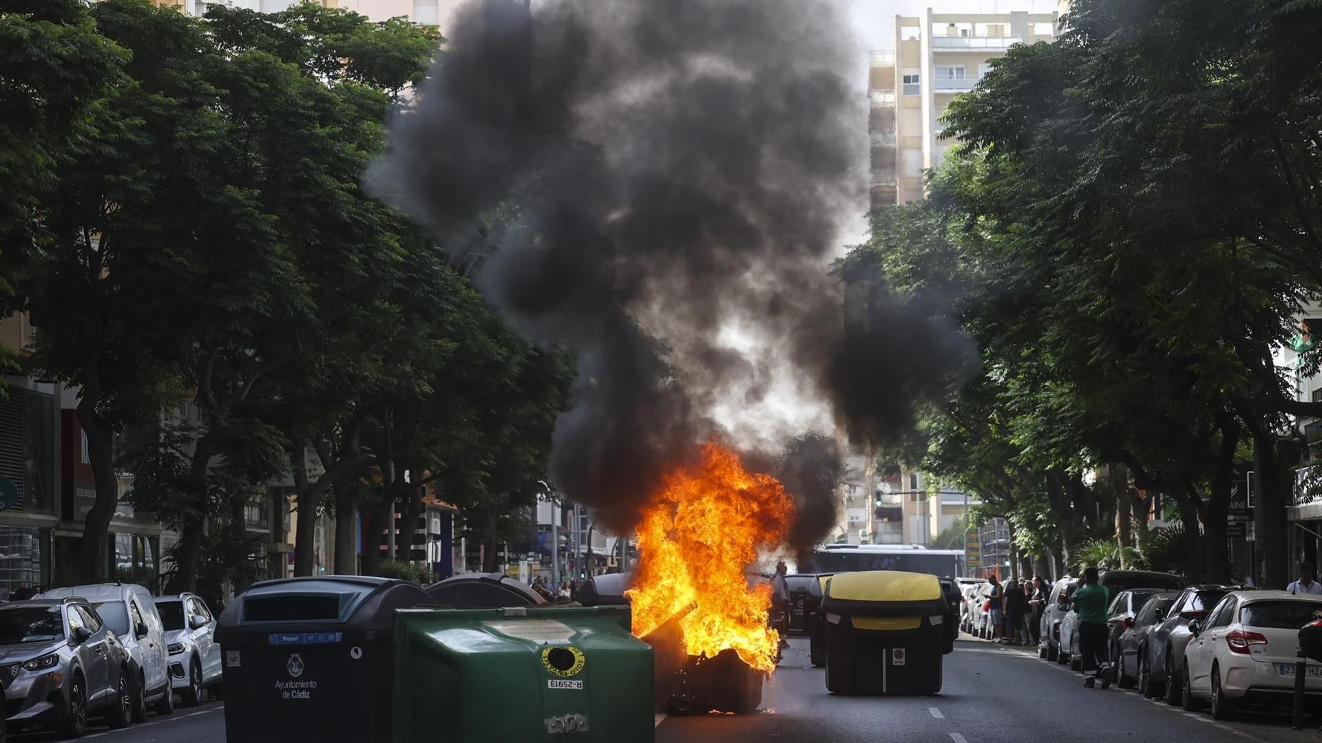 Barricada con contenedores de basura ardiendo durante la primera jornada de la huelga del metal en la provincia de Cádiz