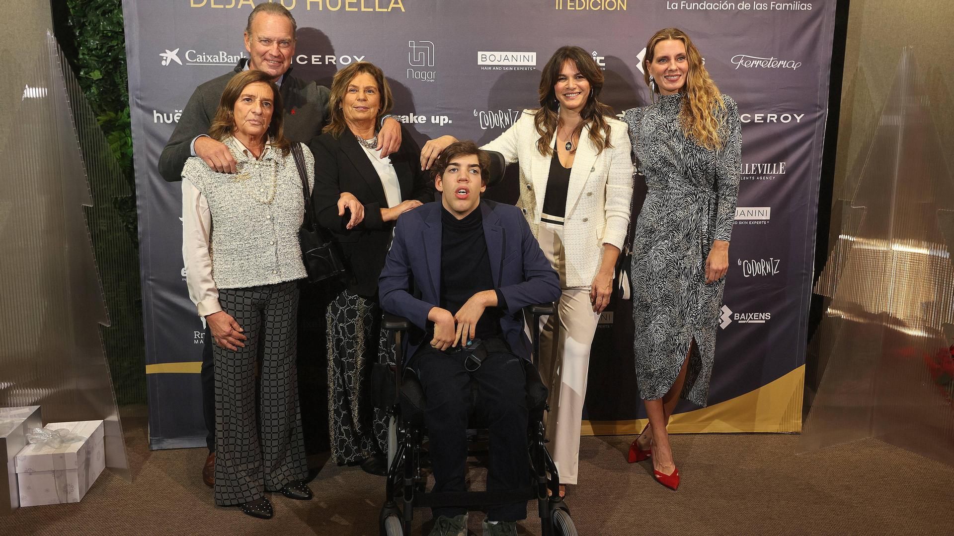 Bertín, junto a dos de sus hermanas y el resto de su familia, el pasado otoño