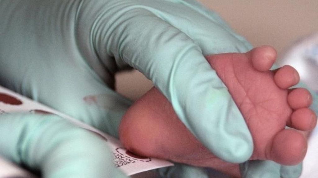 Detenidos los padres de un recién nacido en Madrid por negarse a hacerle la prueba del talón y llevárselo del hospital sin consentimiento médico