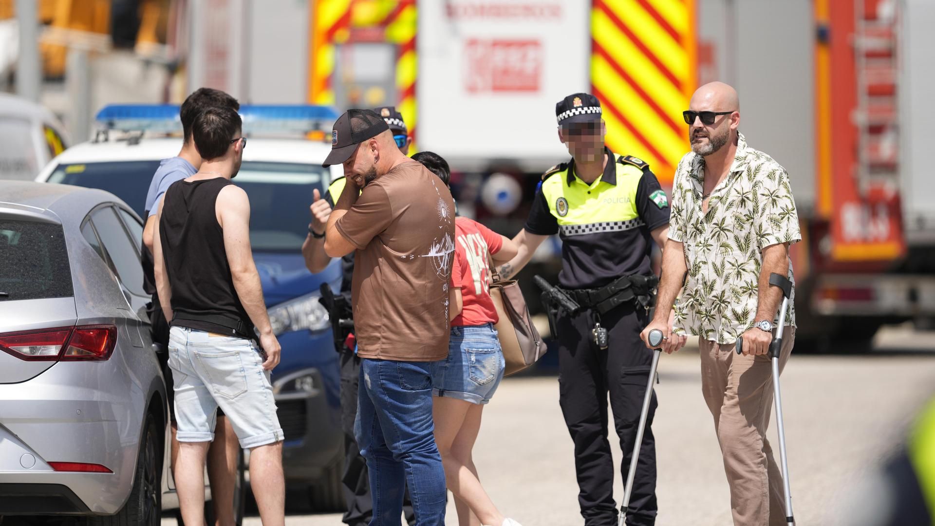 Efectivos de emergencias en la zona del accidente donde ha fallecido una persona al desplomarse una nave en construcción