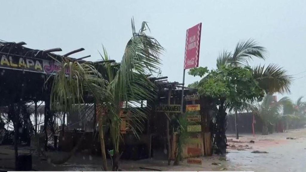 El huracán Erik azota la costa oeste de México dejando graves destrozos y al menos dos muertos