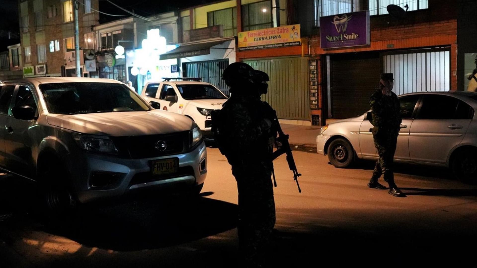 Fuerzas de seguridad de Colombia patrullan la zona en la que el senador Miguel Uribe fue atacado en Bogotá