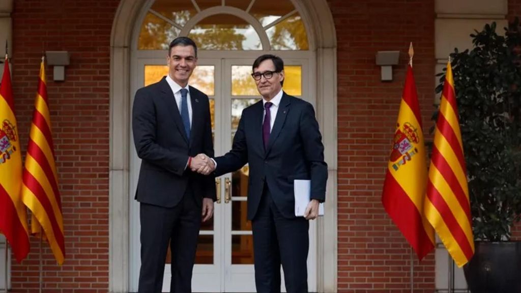 Pedro Sánchez y Salvador Illa se reúnen por sorpresa en la Moncloa en medio del escándalo por el 'caso Cerdán'