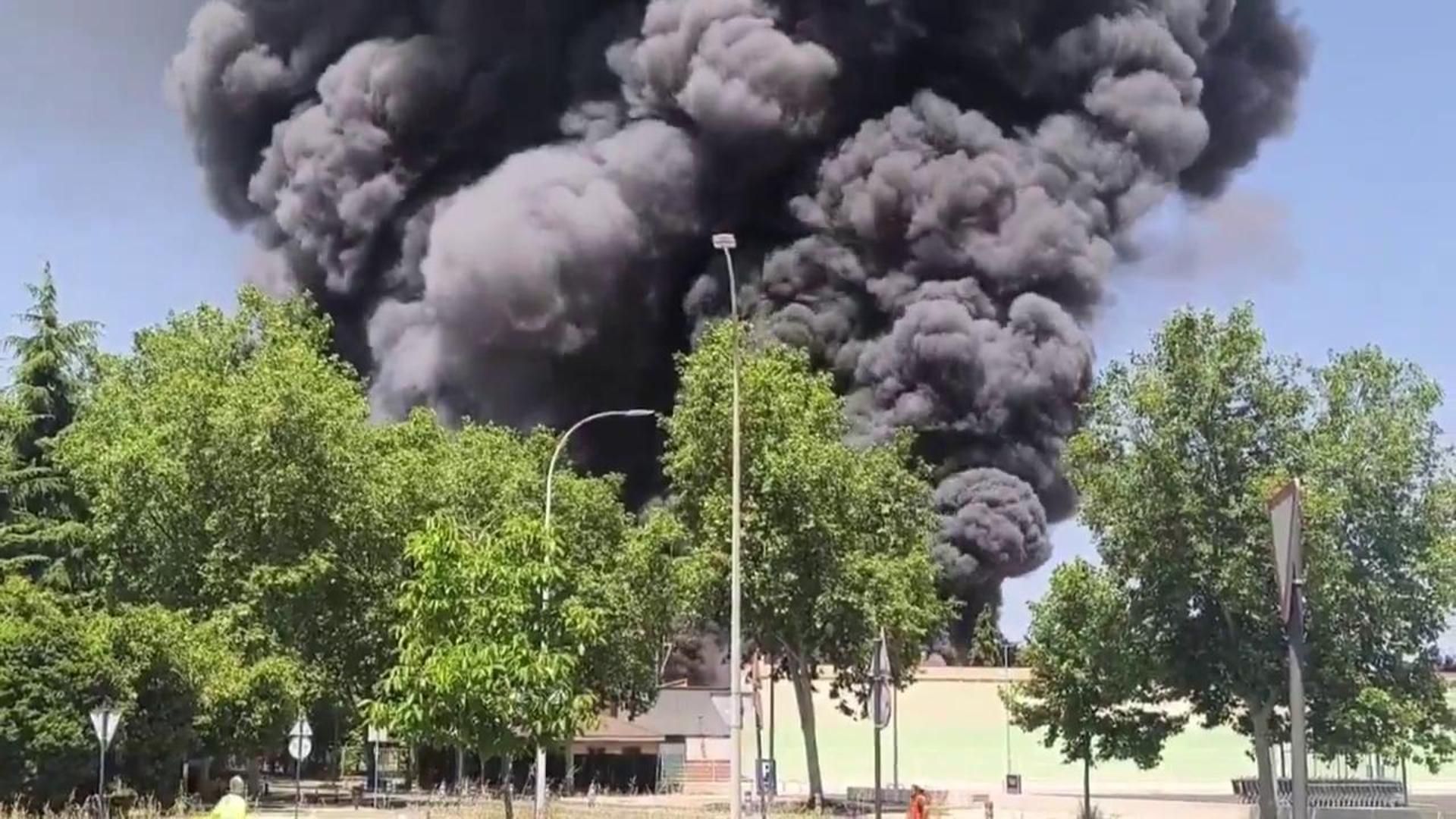 Incendio en la fábrica LEA en Vitoria: los bomberos continúan intentando controlar el fuego