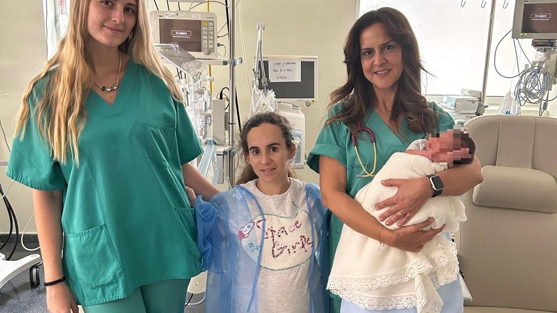 La madre, con el equipo que ha atendido su parto y su bebé. La madre, con el equipo que ha atendido su parto y su bebé.