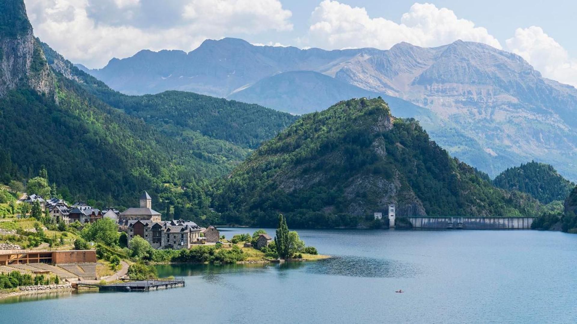 Lanuza y el embalse de los Pirineos al fondo Lanuza y el embalse de los Pirineos al fondo