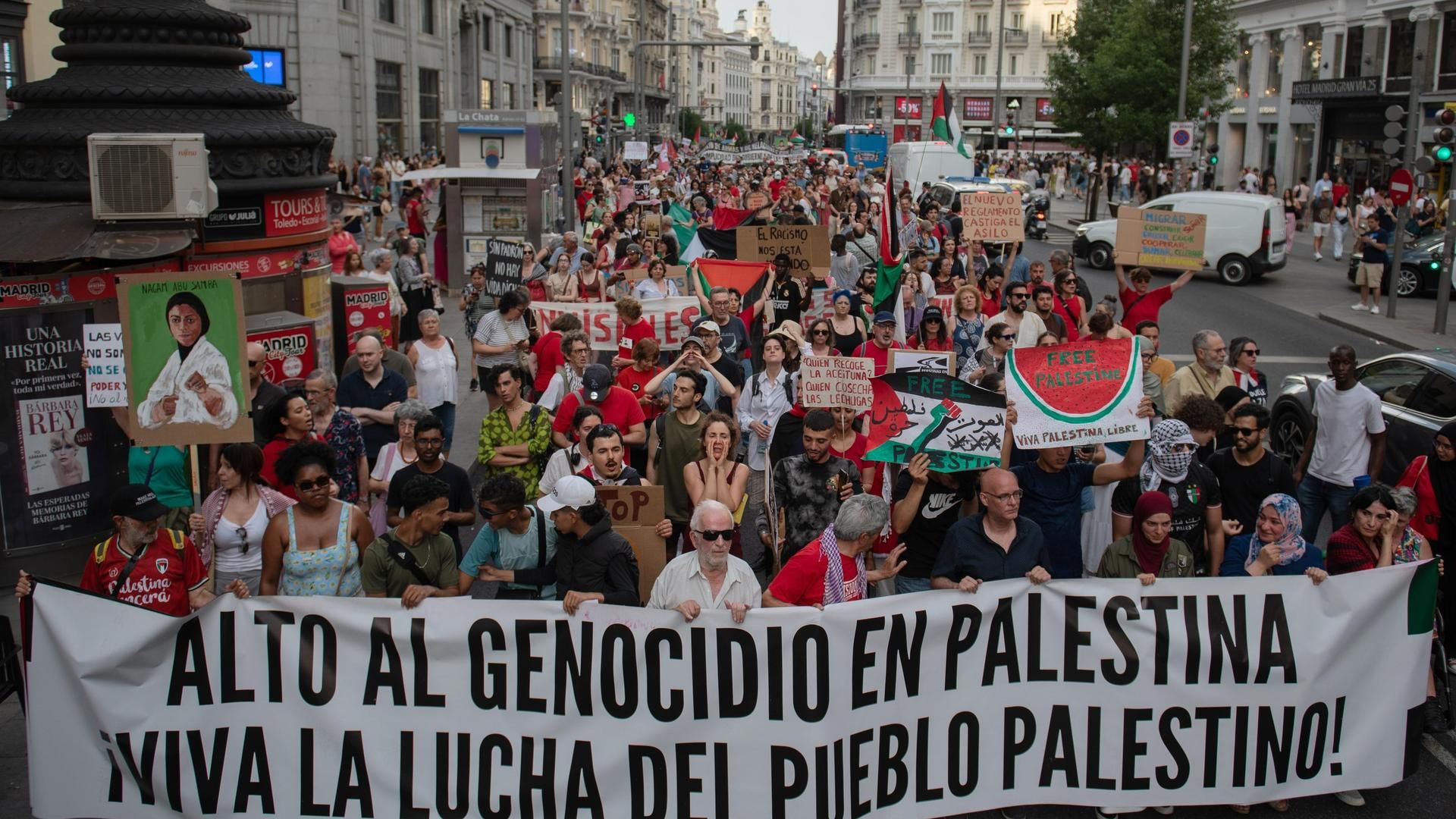 Miles de personas desfilan por la Gran Vía de Madrid en apoyo a Palestina y para pedir "el fin del genocidio"