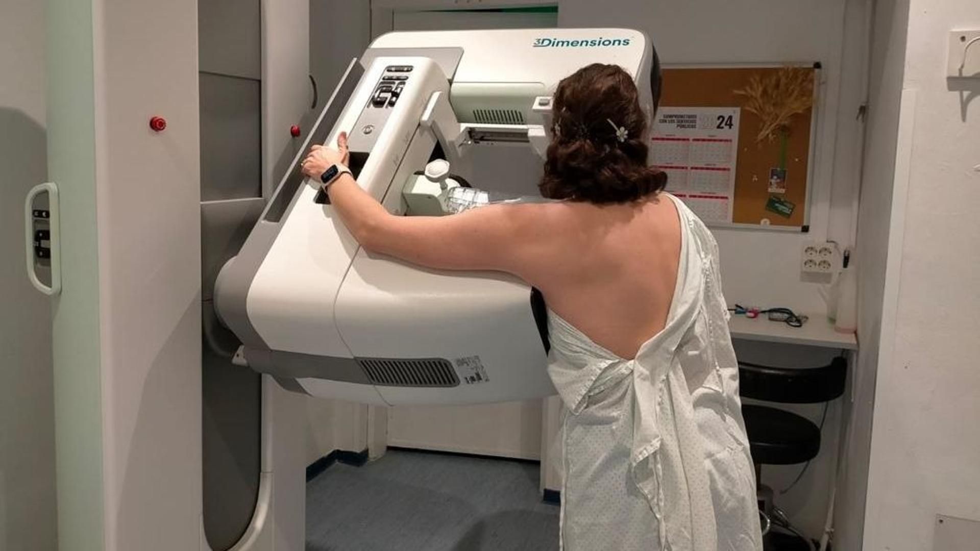 Mujer realizándose una mamografía. Mujer realizándose una mamografía.