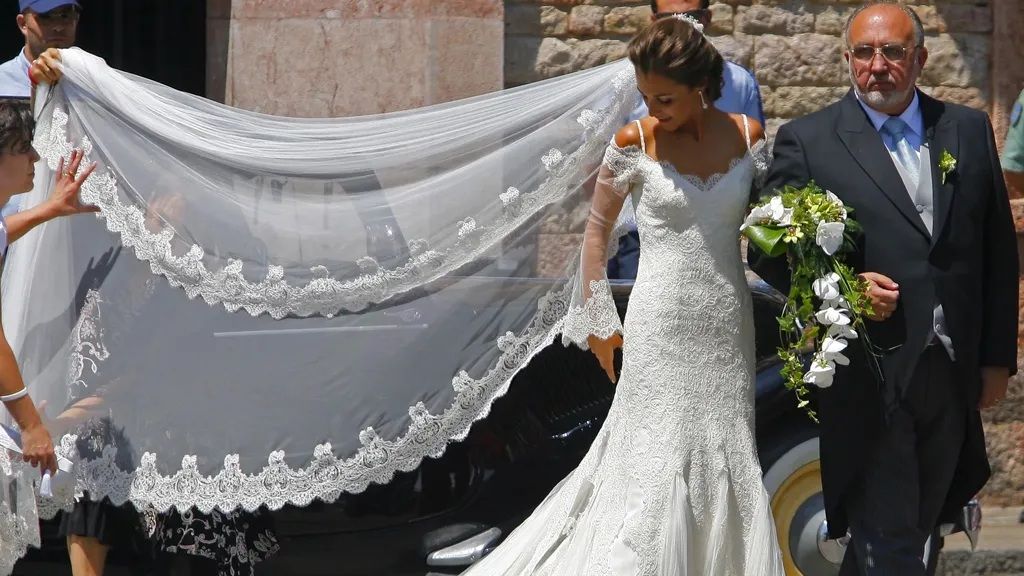 Paula Echevarría con vestido de novia de Rosa Clará. FUENTE: telecinco.es