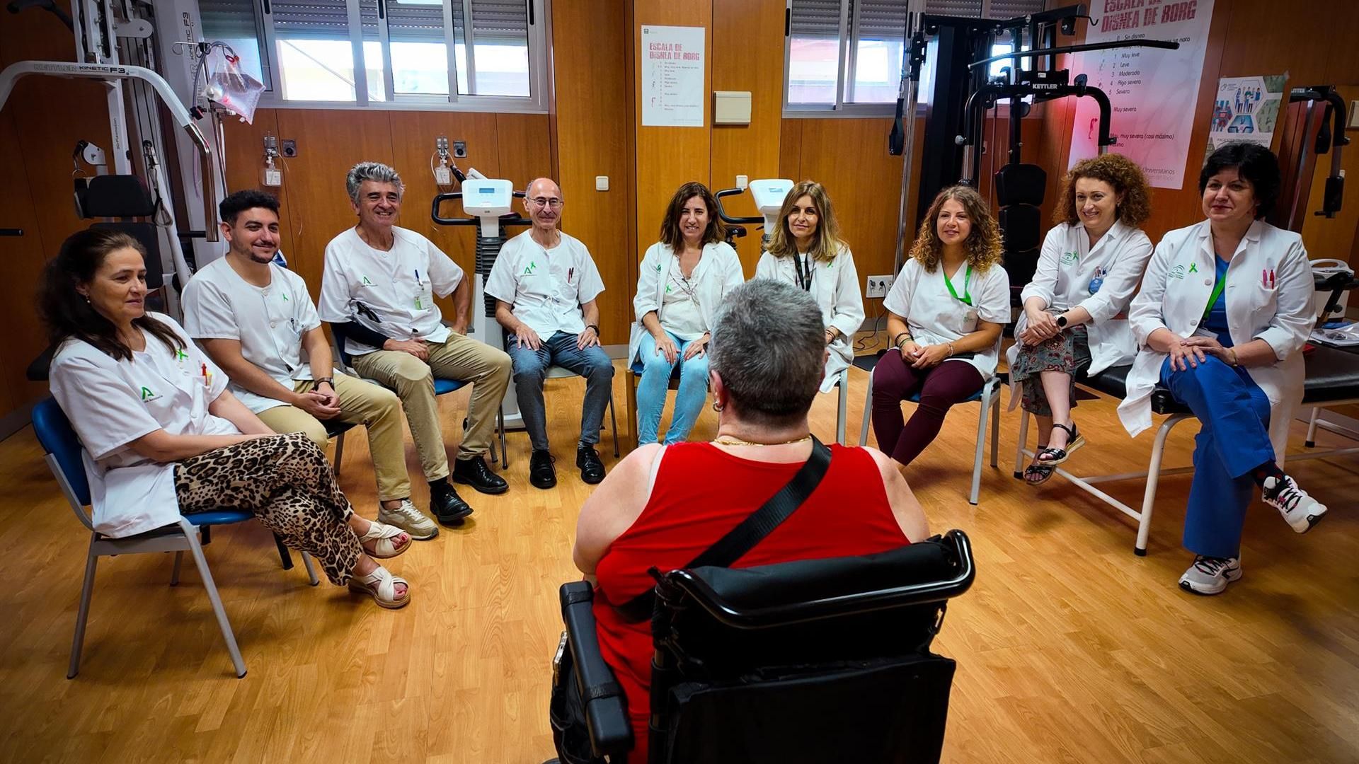 Profesionales sanitarios del Macarena en una consulta multidisciplinar con una paciente de ELA