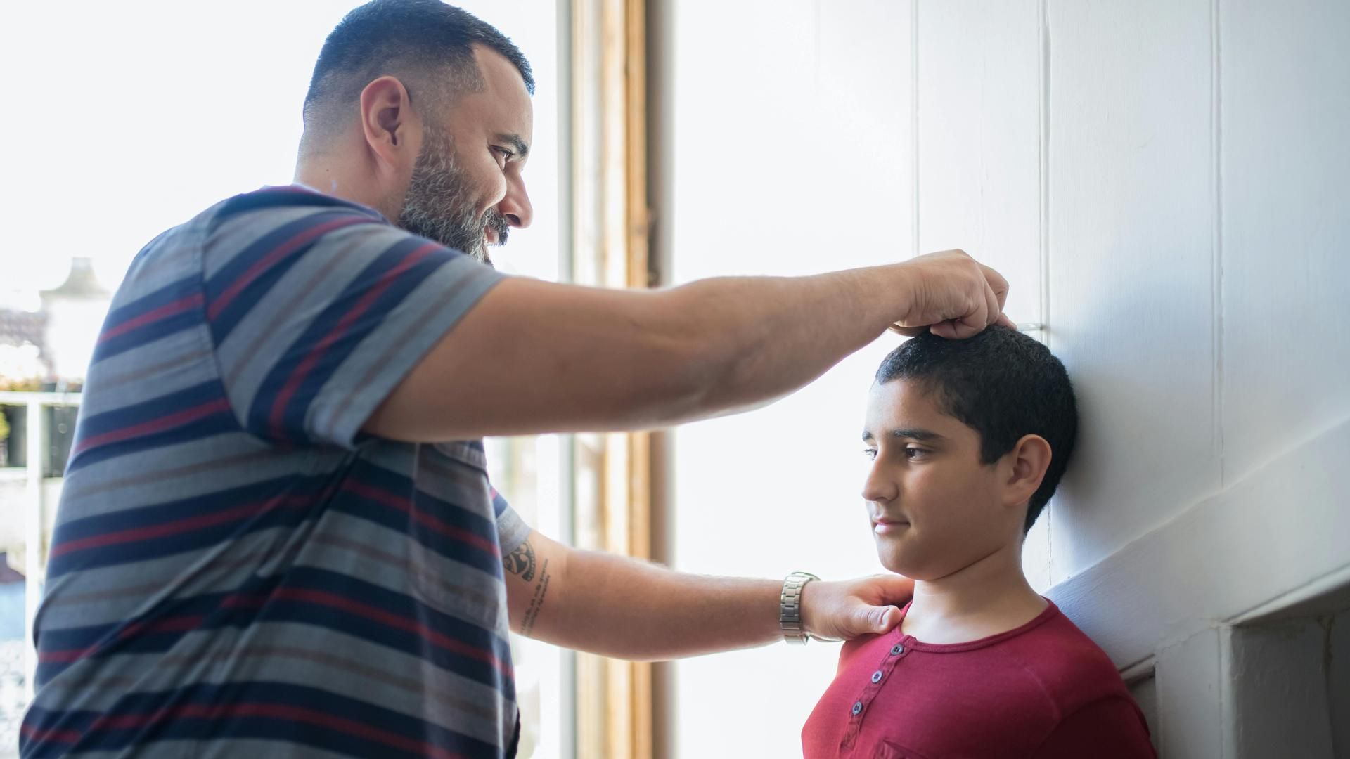 Un padre calculando la altura de su hijo