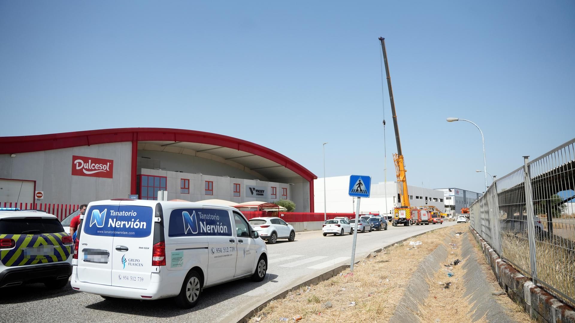 Un vehículo del tanatorio en la zona del accidente donde ha fallecido una persona al desplomarse una nave en construcción