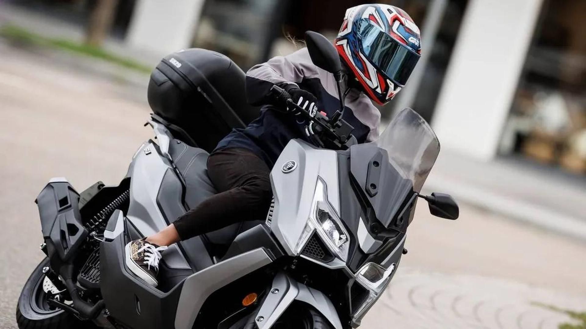 Una motocicleta recorriendo las calles