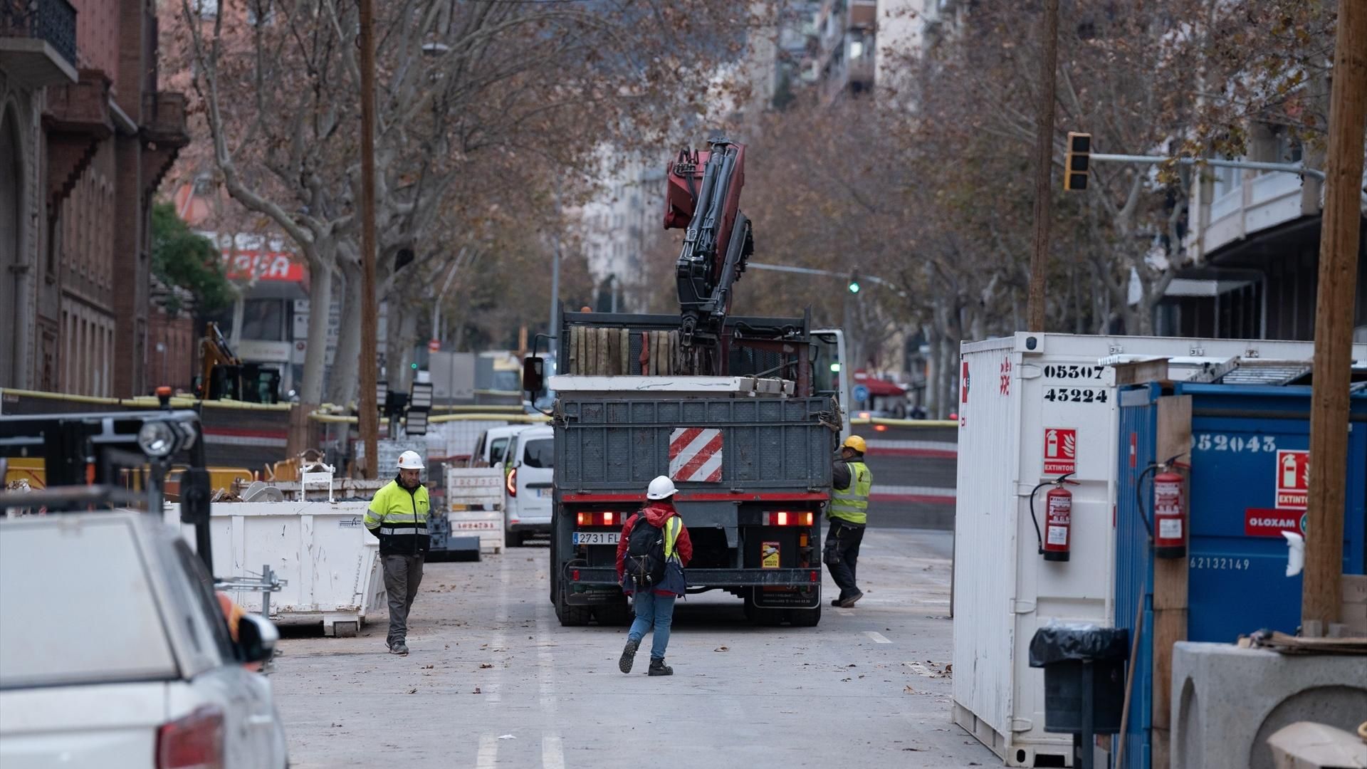 Varios operarios trabajan en un tramo en la calle Urgell