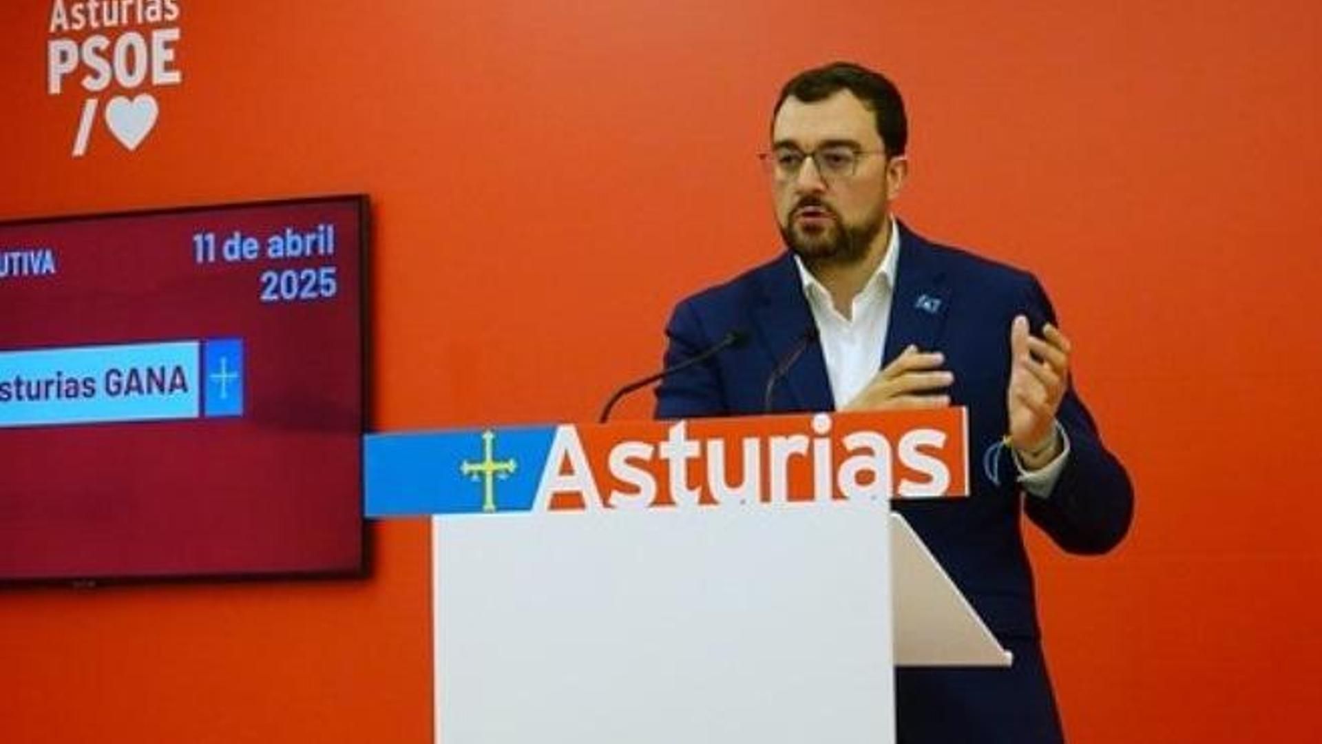 El secretario general de la FSA y presidente del Principado de Asturias, Adrián Barbón