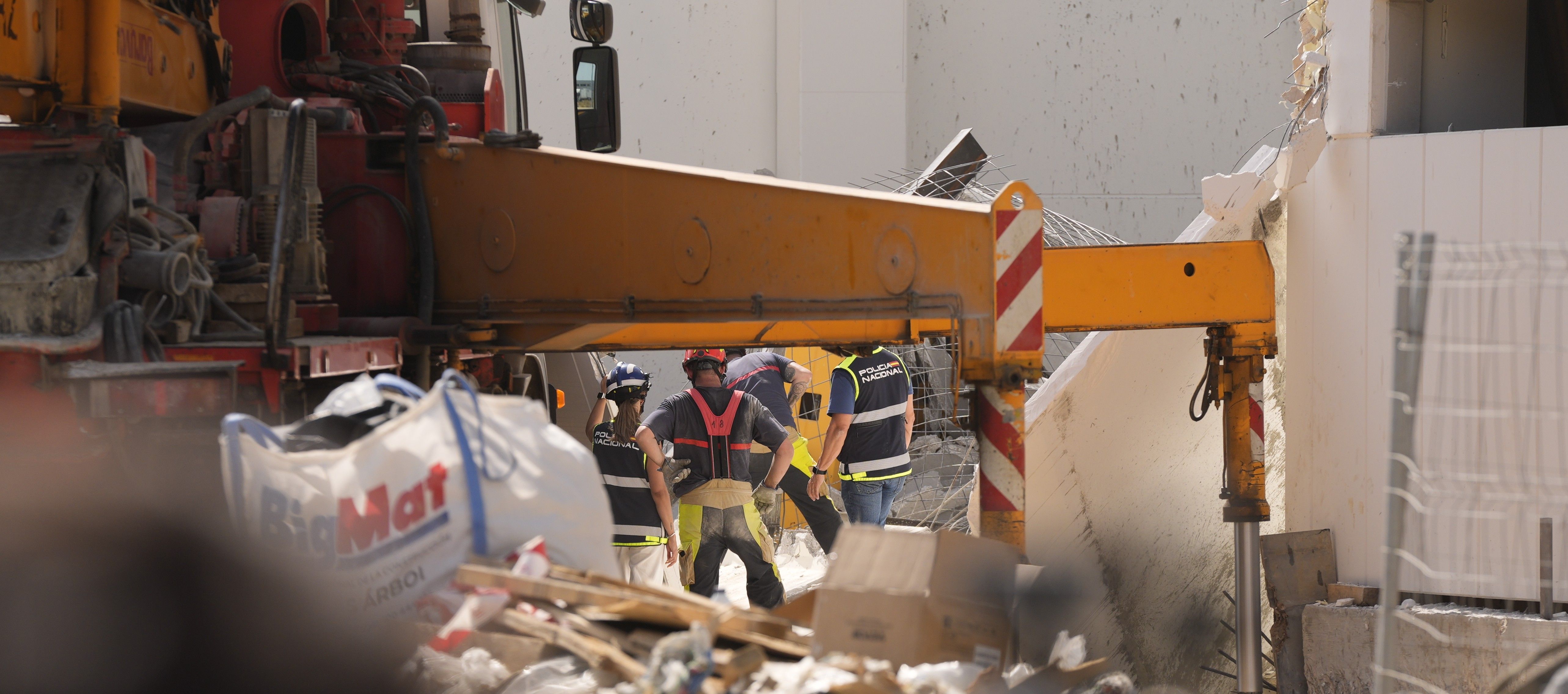 Escombros en la nave industrial en construcción cuya planta se derrumbó en Camas, Sevilla