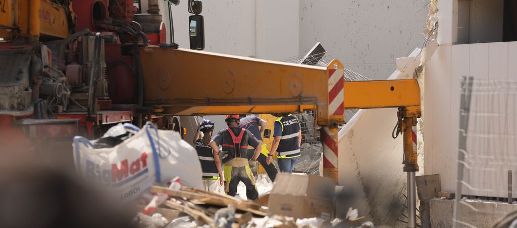 Escombros en la nave industrial en construcción cuya planta se derrumbó en Camas, Sevilla