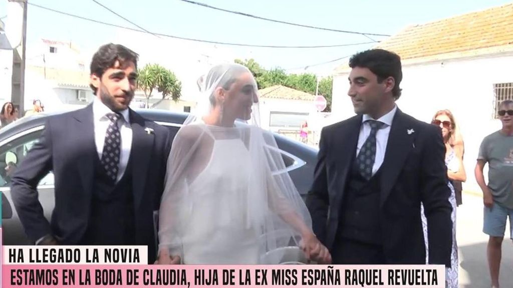 La espectacular llegada a la parroquia de Claudia, hija de Raquel Revuelta, el día de su boda Fiesta 2025 Top Vídeos 687