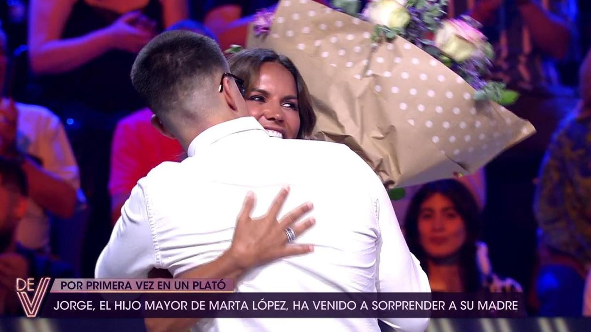 El hijo mayor de Marta López aparece por sorpresa en '¡De viernes!': "Te mereces ser feliz, mamá" ¡De viernes! Top Vídeos 501