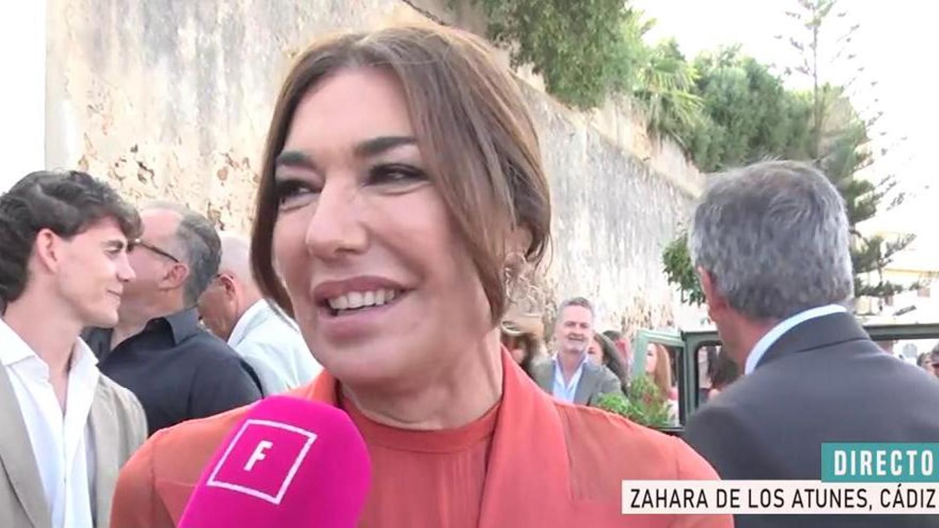 Raquel Revuelta, a la salida de la boda de su hija: "He estado todo el rato llorando" Fiesta 2025 Top Vídeos 688